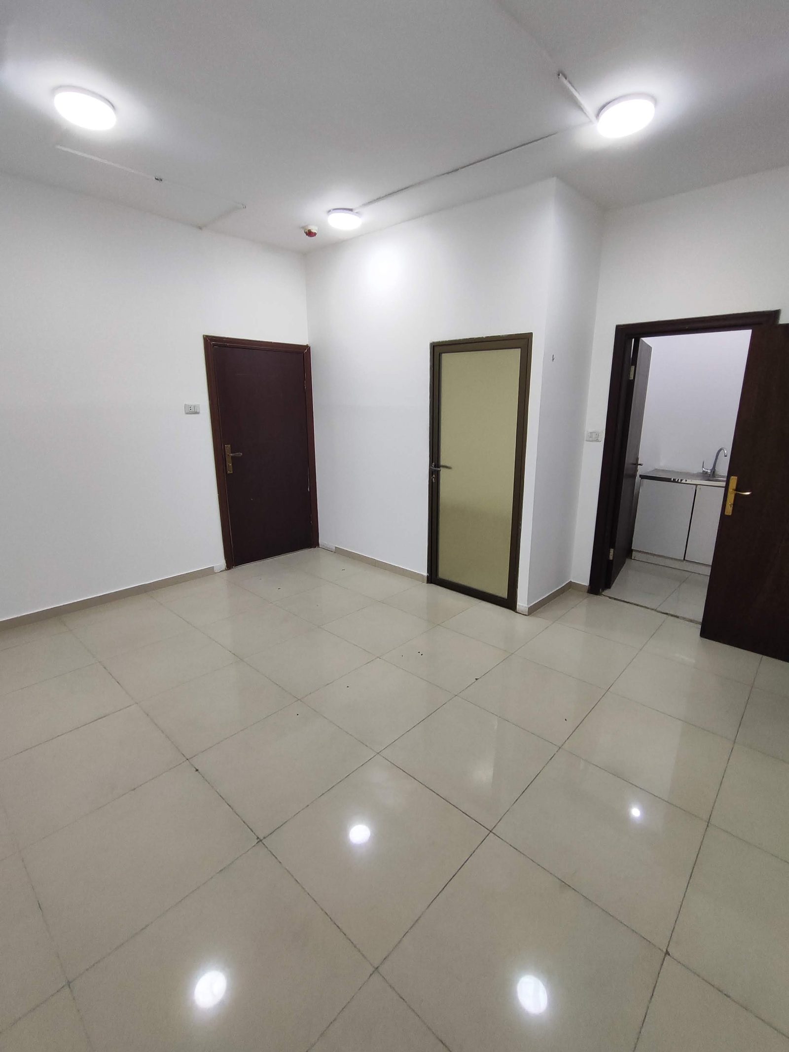 مطبخ صغير داخل أحد المكاتب