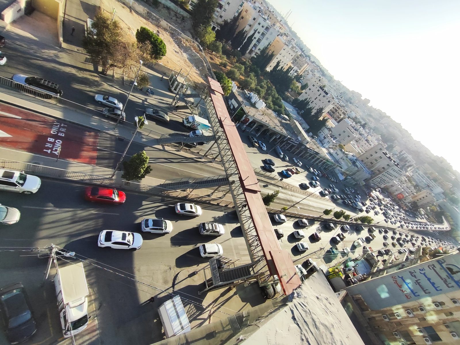 الإطلالة من المبنى على شارع الملكة رانيا ومحطة الباص السريع
